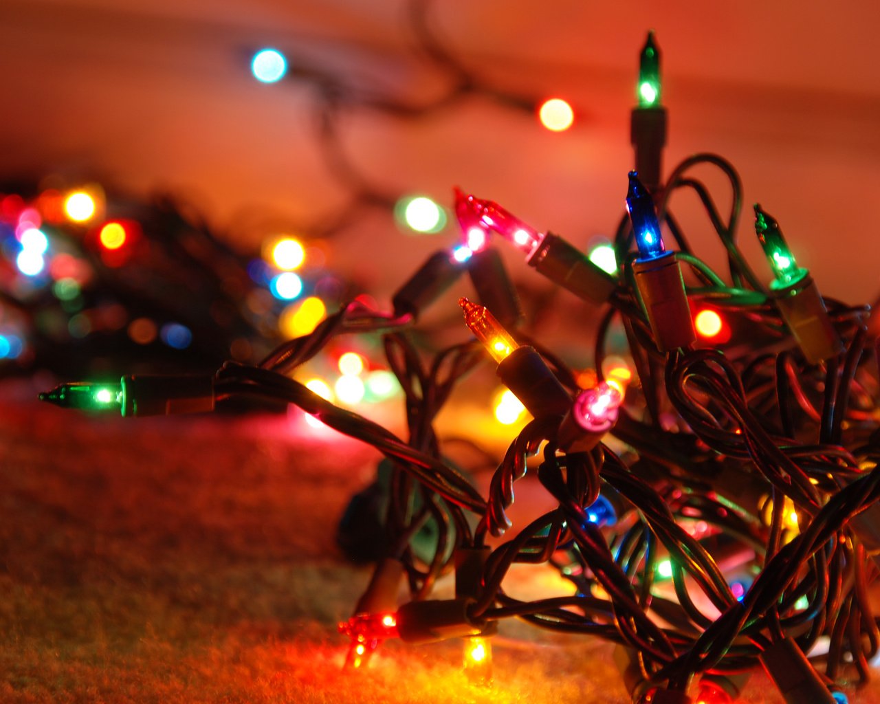 Обои новый год, рождество, огоньки, гирлянда, новогодние огни, new year, christmas, lights, garland разрешение 3840x2400 Загрузить