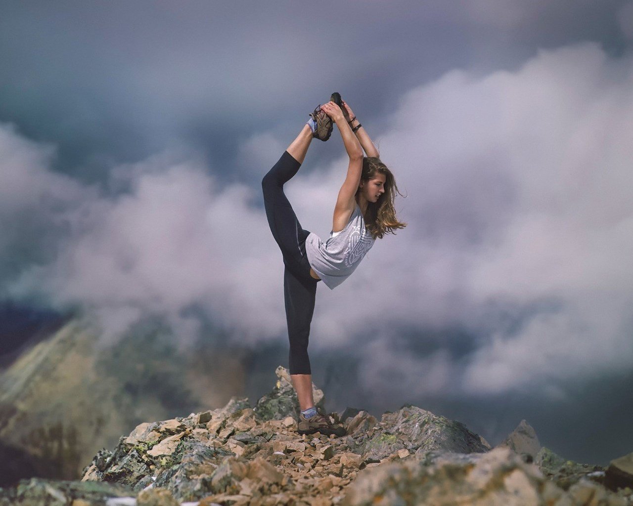 Обои облака, горы, девушка, растяжка, йога, clouds, mountains, girl, stretching, yoga разрешение 1920x1080 Загрузить