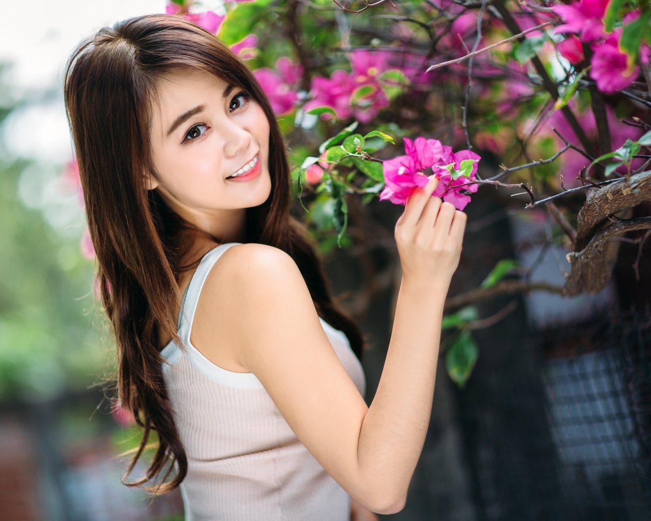 Обои цветы, девушка, улыбка, взгляд, волосы, азиатка, боке, flowers, girl, smile, look, hair, asian, bokeh разрешение 2048x1365 Загрузить