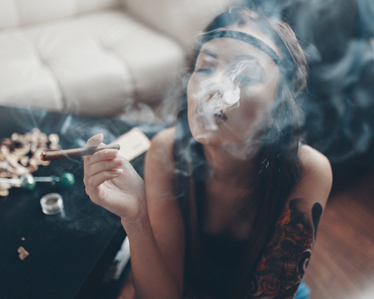 Обои девушка, хиппи, настроение, ольга лафёрова, дым, viki, курит, татуировка, сигара, кальян, закрытые глаза, girl, hippie, mood, olga liferova, smoke, smokes, tattoo, cigar, hookah, closed eyes разрешение 5472x3648 Загрузить
