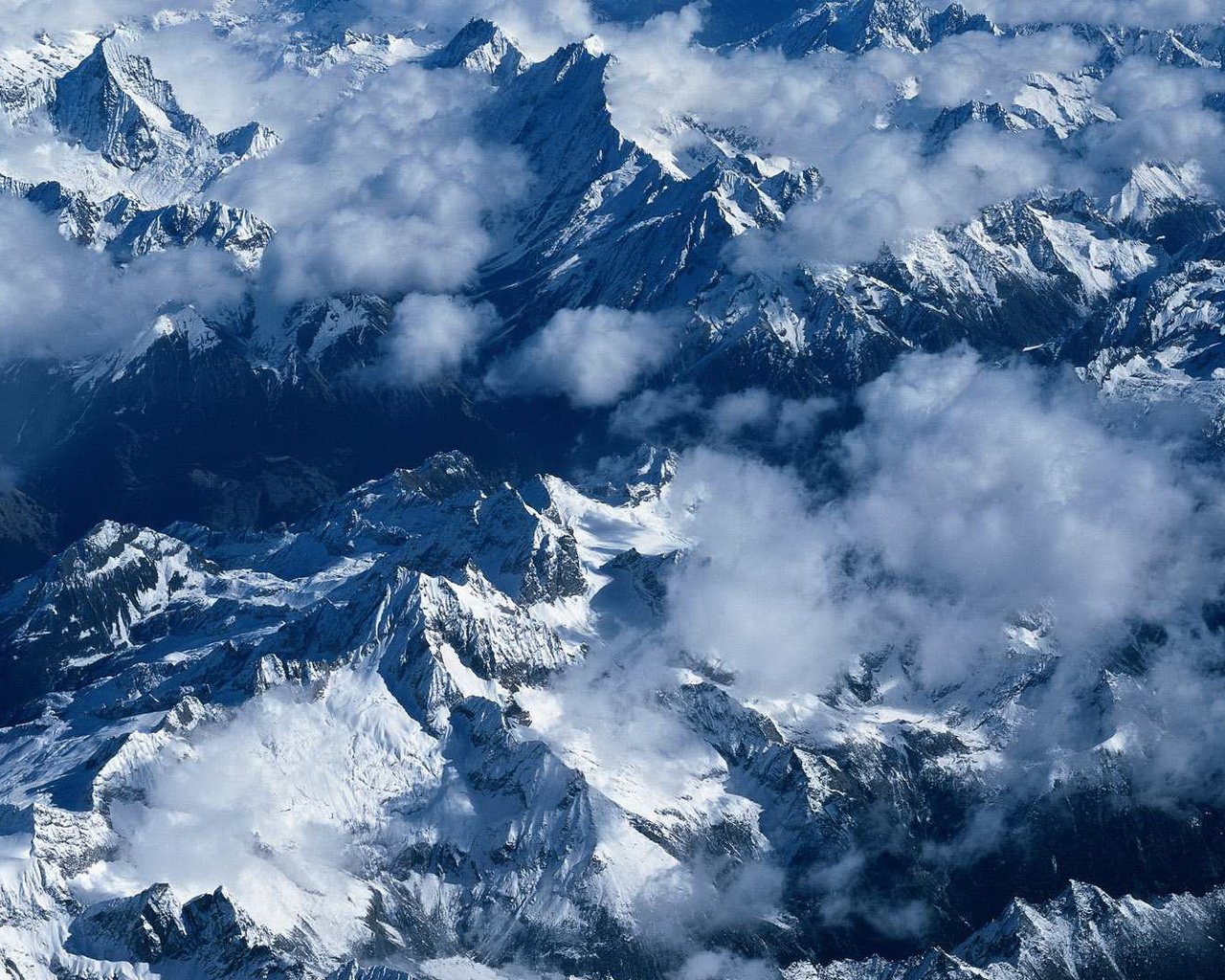 Обои облака, горы, снег, туман, вид сверху, clouds, mountains, snow, fog, the view from the top разрешение 1920x1080 Загрузить