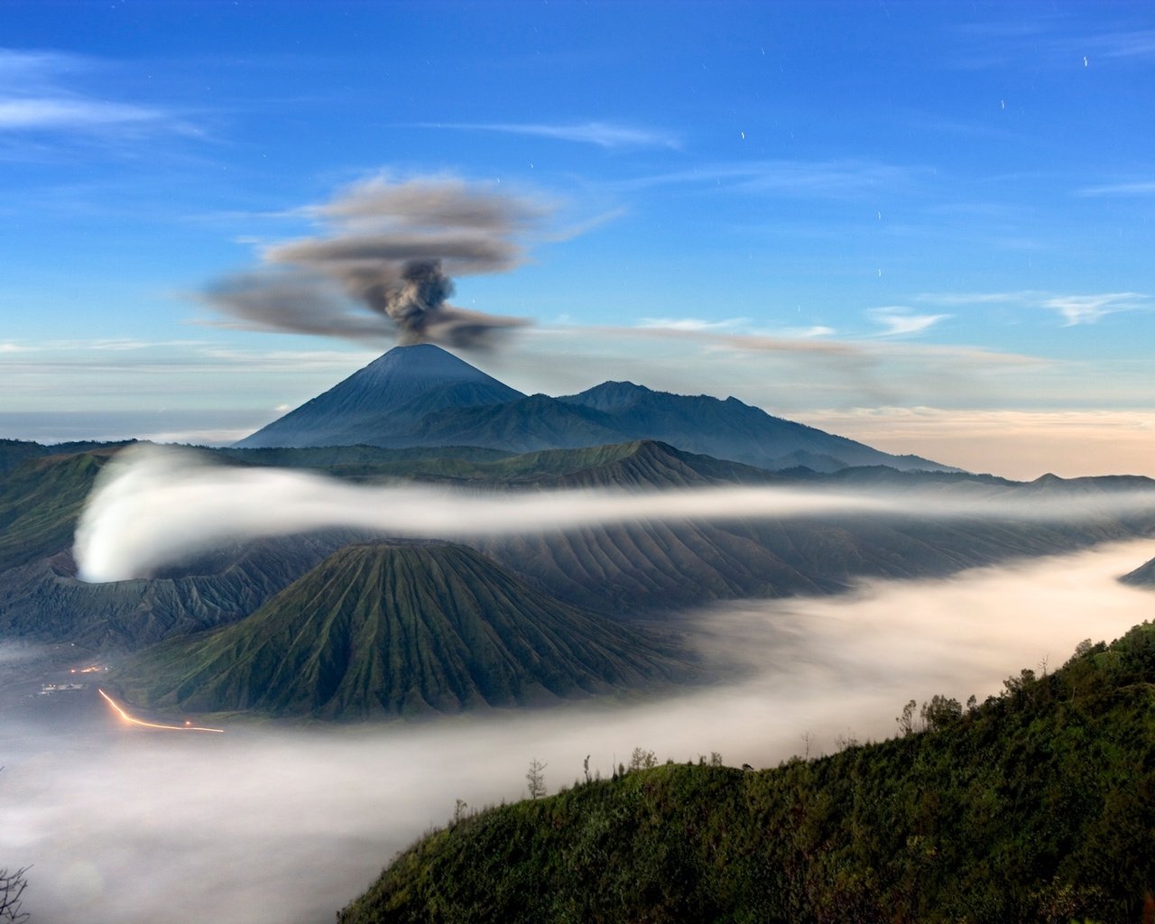 Обои облака, горы, остров, вулкан, индонезия, clouds, mountains, island, the volcano, indonesia разрешение 1920x1280 Загрузить