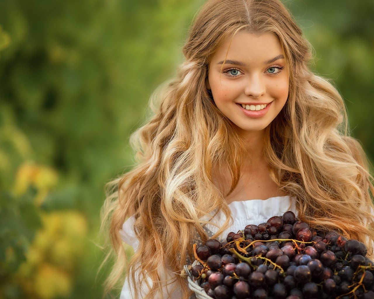 Обои девушка, виноград, поза, улыбка, взгляд, girl, grapes, pose, smile, look разрешение 1920x1200 Загрузить
