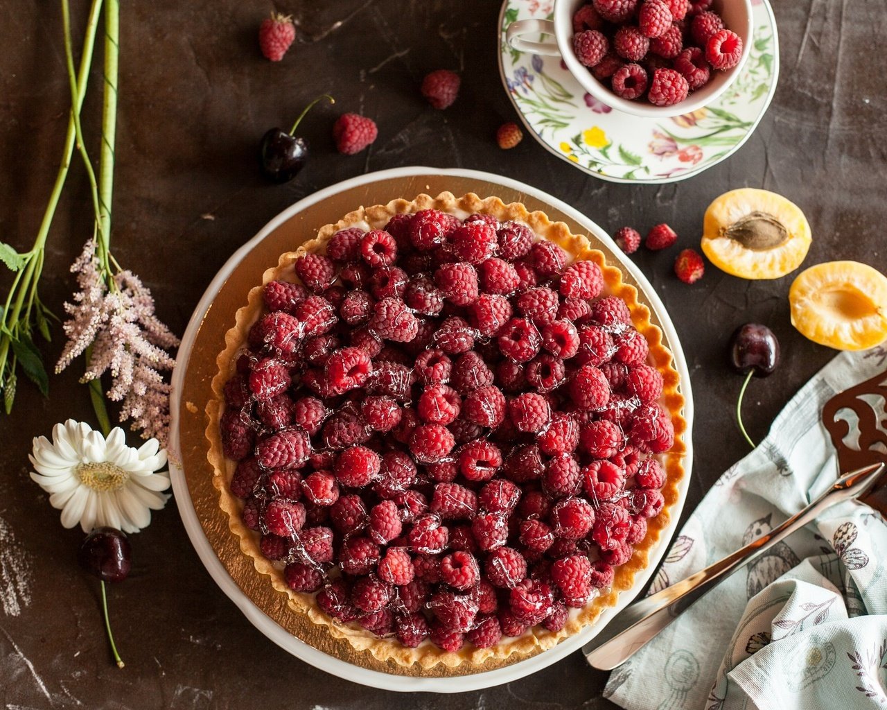 Обои цветы, малина, ягоды, выпечка, пирог, начинка, flowers, raspberry, berries, cakes, pie, filling разрешение 2048x1342 Загрузить