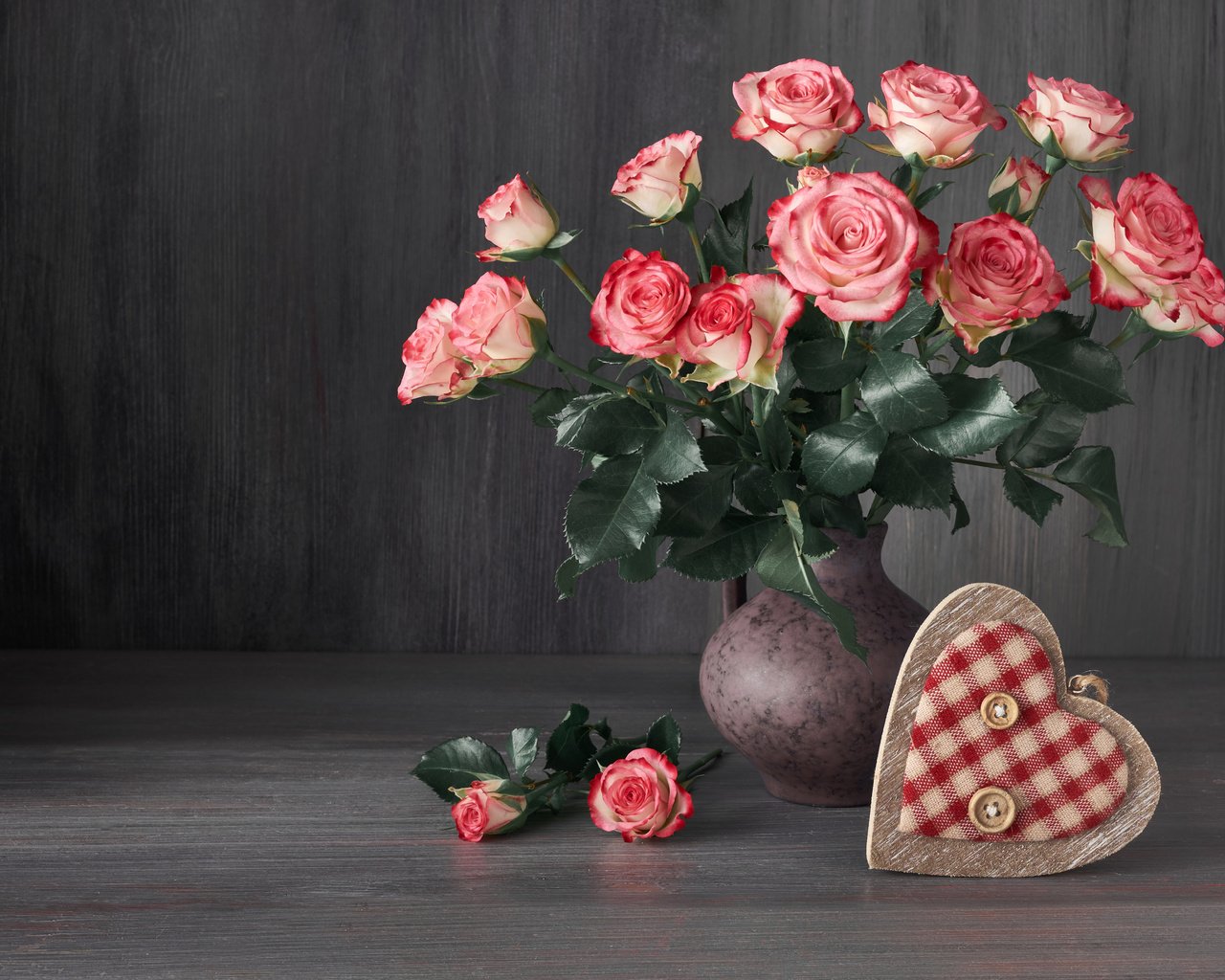 Обои цветы, розы, сердце, букет, ваза, натюрморт, anya ivanova, flowers, roses, heart, bouquet, vase, still life разрешение 5200x3480 Загрузить