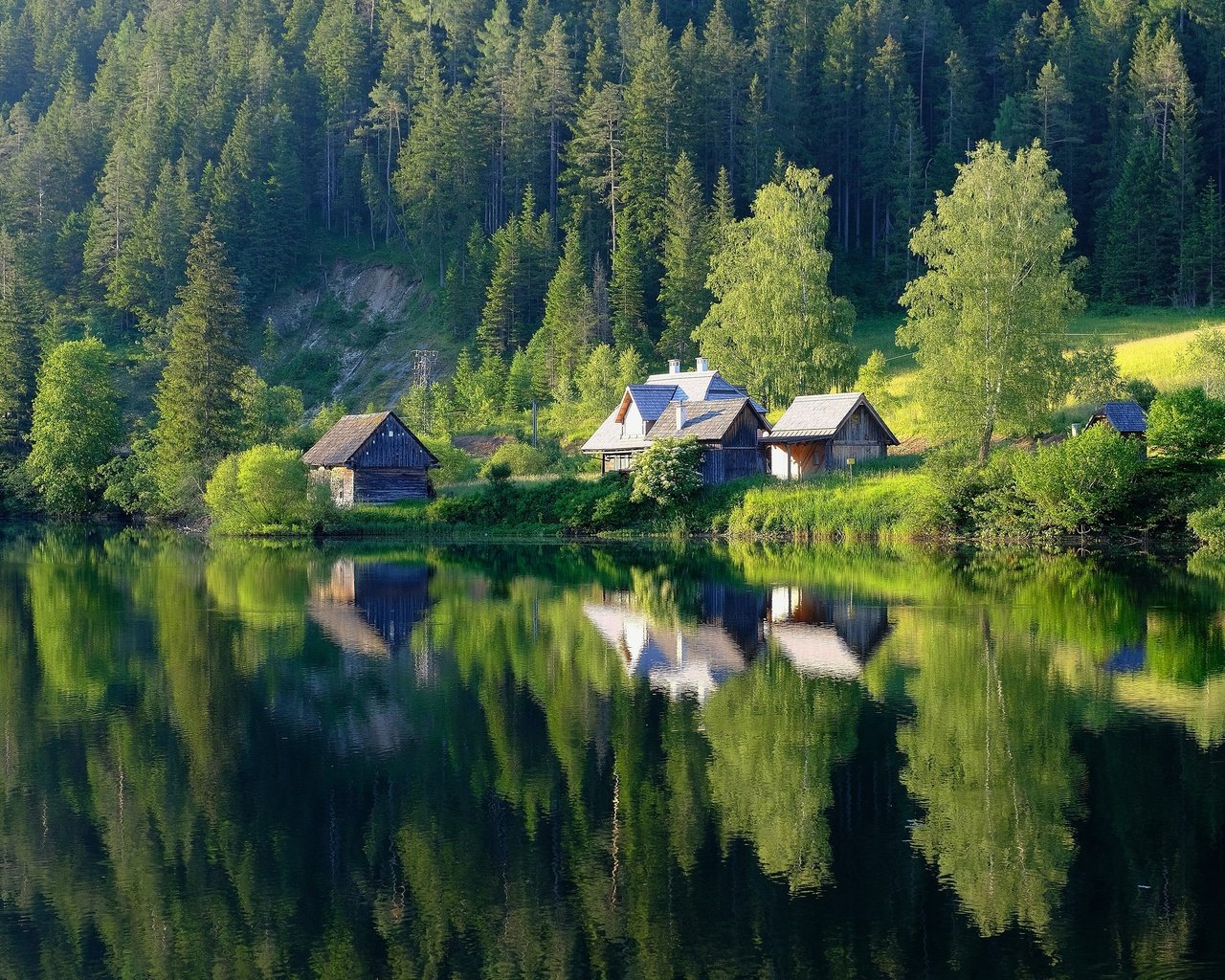 Обои озеро, лес, отражение, домики, водоем, дома, lake, forest, reflection, houses, pond, home разрешение 3840x2160 Загрузить