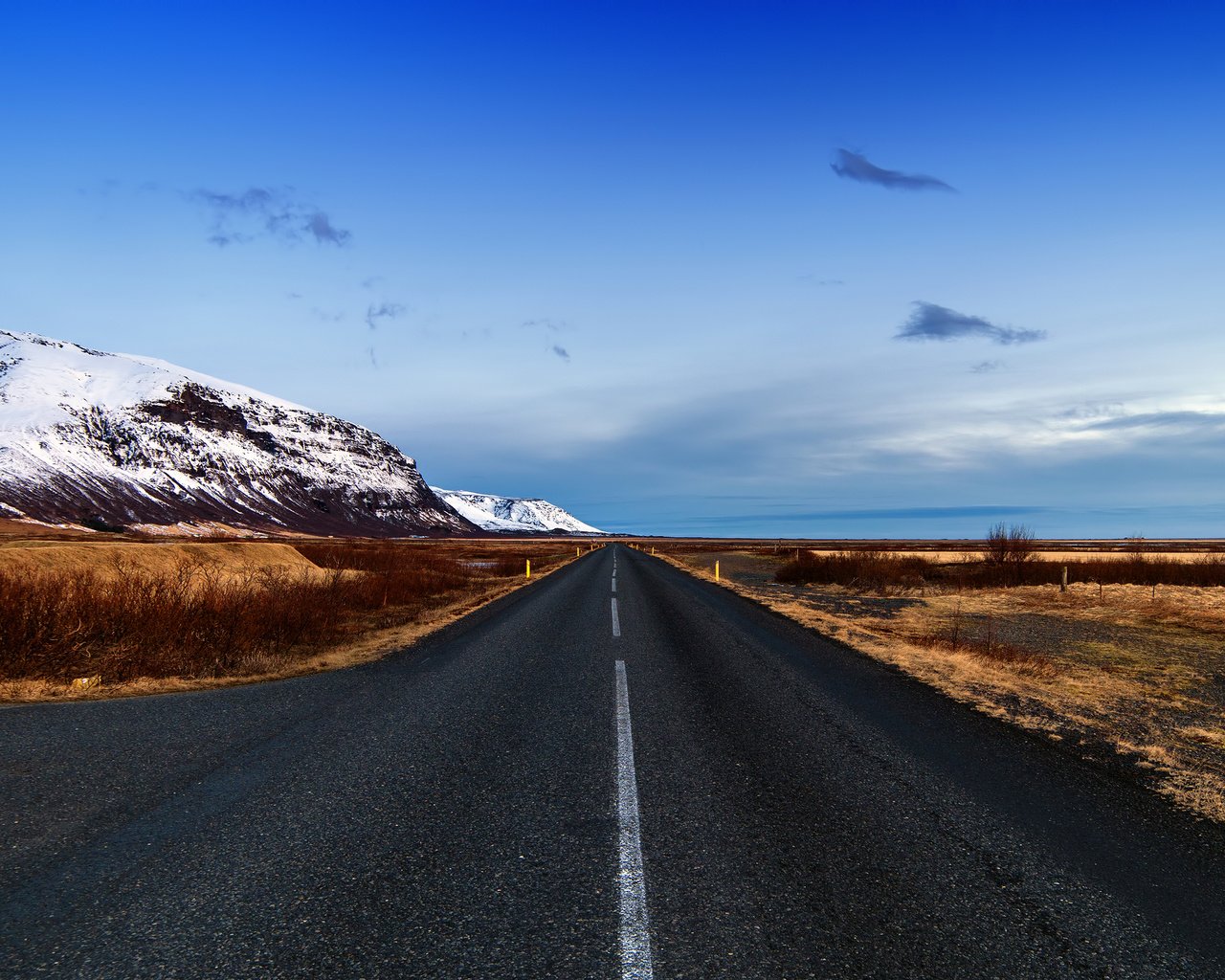 Обои небо, дорога, горы, природа, горизонт, исландия, снежные вершины, the sky, road, mountains, nature, horizon, iceland, snowy peaks разрешение 3840x2400 Загрузить