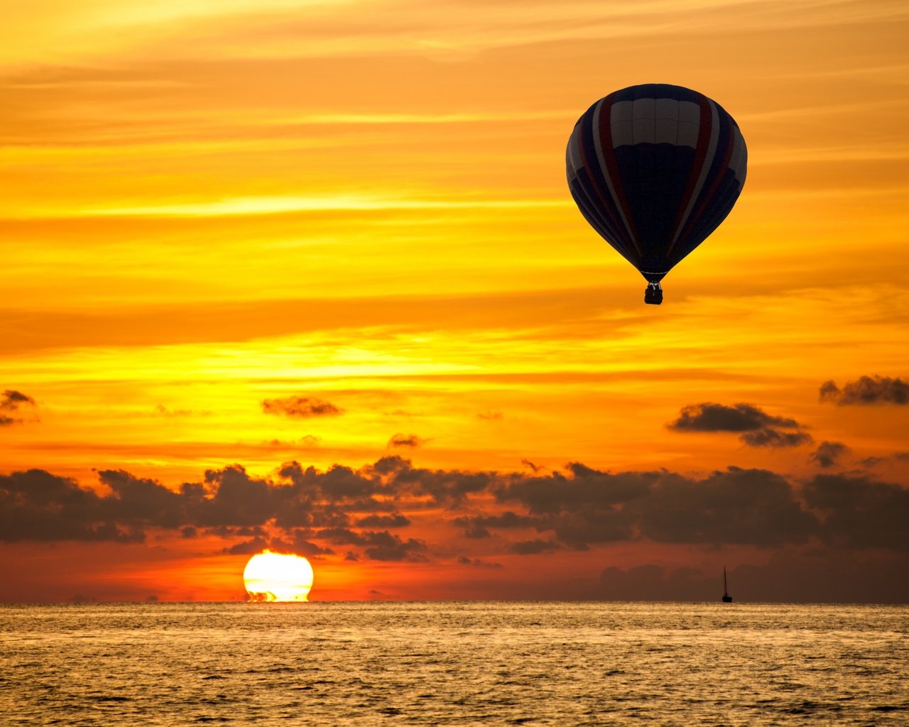 Обои солнце, закат, море, воздушный шар, the sun, sunset, sea, balloon разрешение 5120x2880 Загрузить