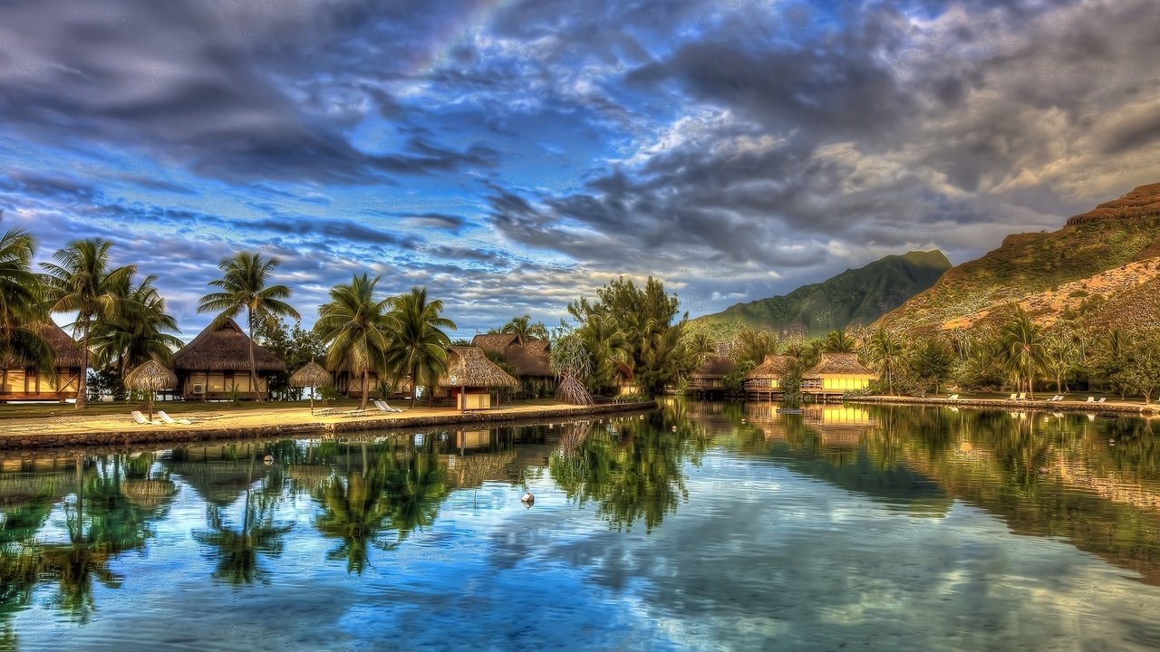 Обои облака, река, домики, пальмы, clouds, river, houses, palm trees разрешение 1920x1200 Загрузить