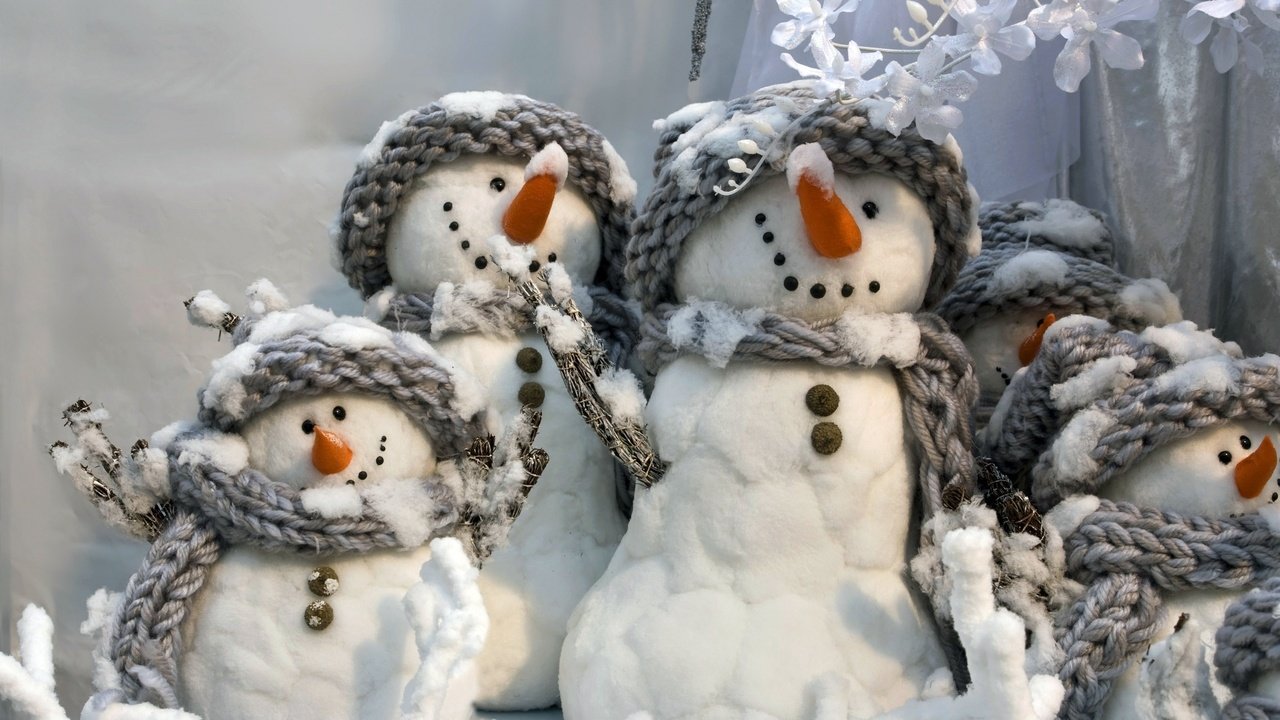 Обои новый год, зима, серые, снеговики, white snowmans, весёлые, улыбчивые, шарфики, new year, winter, grey, snowmen, fun, smiling, scarves разрешение 2560x1600 Загрузить