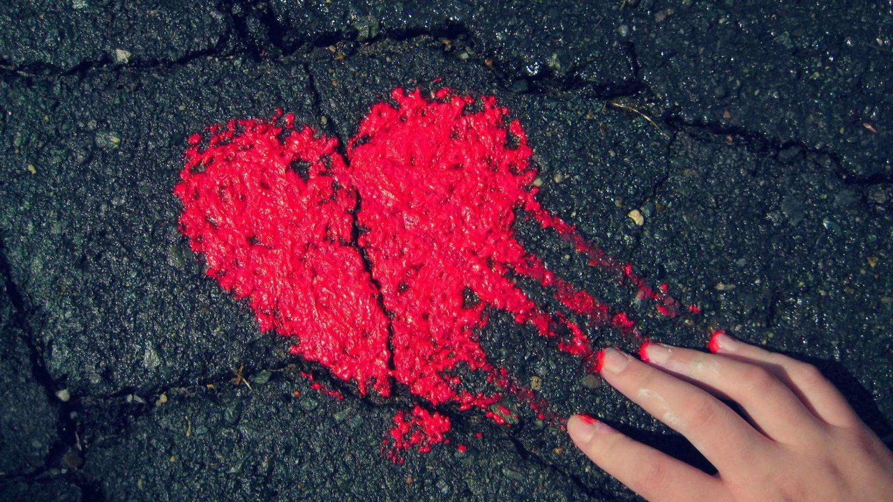 Обои рука, сердечко, краска, сердце, асфальт, hand, heart, paint, asphalt разрешение 1920x1200 Загрузить