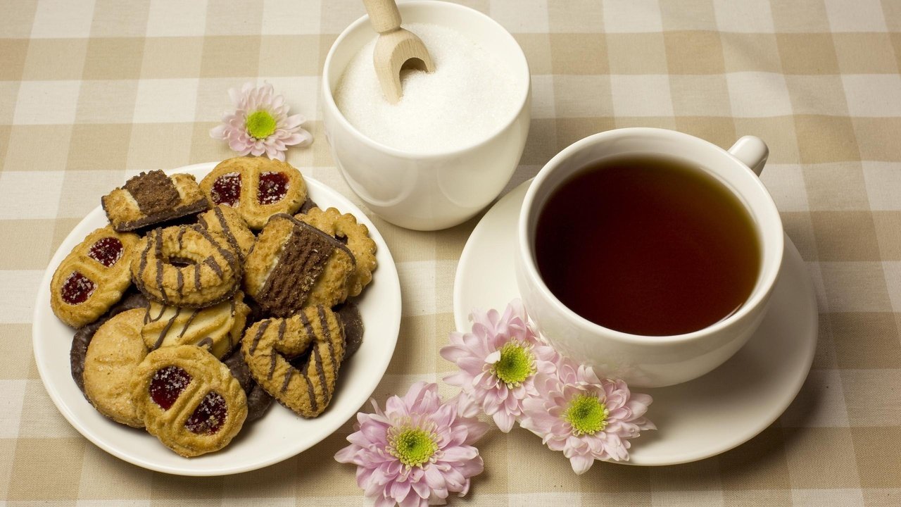 Обои цветы, блюдце, чашка, чай, сахар, печенье, flowers, saucer, cup, tea, sugar, cookies разрешение 2560x1600 Загрузить