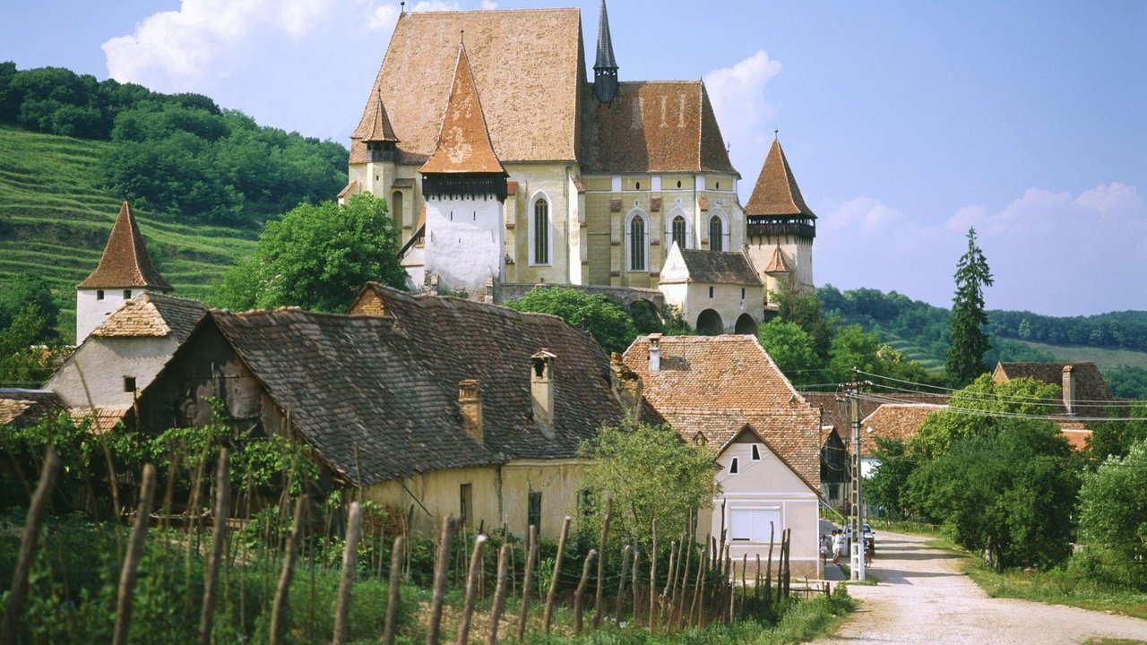 Обои дорога, лето, забор, церковь, road, summer, the fence, church разрешение 1999x1333 Загрузить