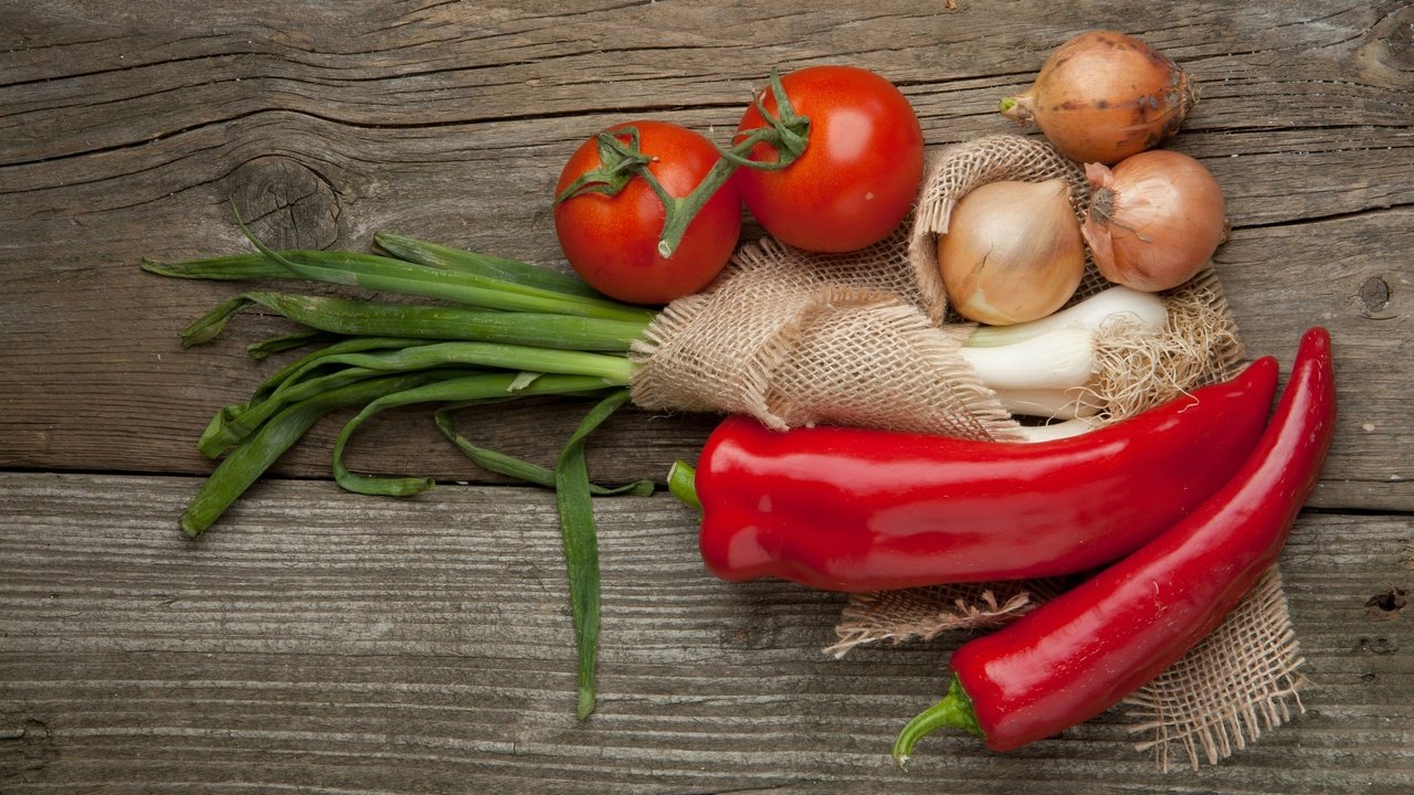 Обои лук, овощи, натюрморт, перец, томаты, bow, vegetables, still life, pepper, tomatoes разрешение 2560x1600 Загрузить