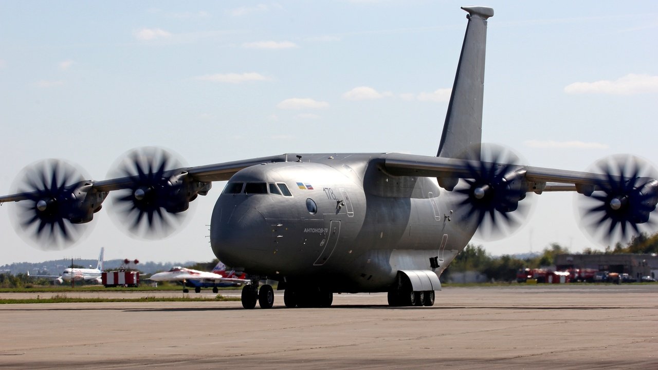 Обои российский, аэродром, ан-70, russian, the airfield, the an-70 разрешение 2560x1600 Загрузить