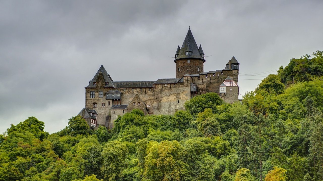 Обои замок бахарах в германии, the castle in bacharach germany разрешение 2560x1440 Загрузить
