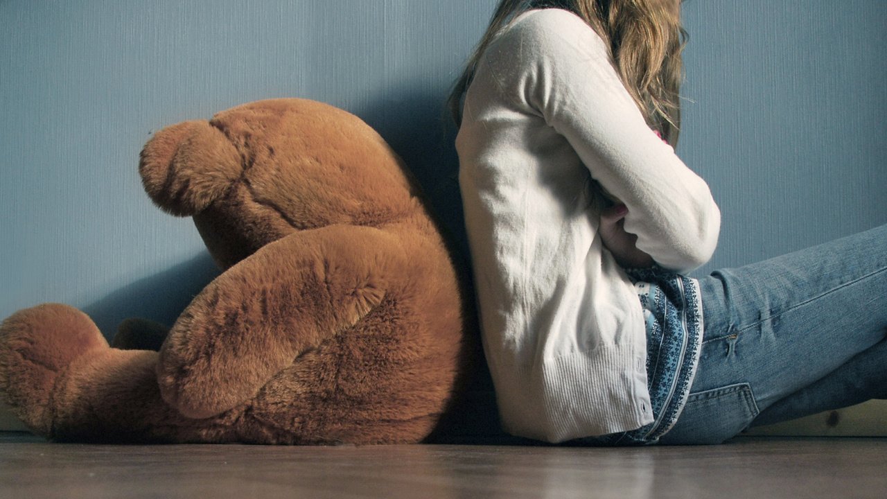 Обои девушка, мишка, сидит, на полу, girl, bear, sitting, on the floor разрешение 1920x1080 Загрузить