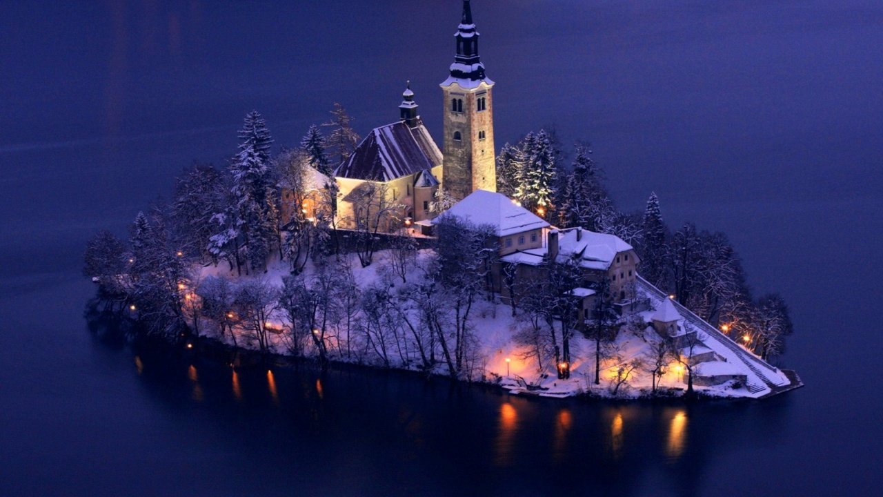 Обои деревья, остров, огни, вечер, озеро, снег, зима, башня, дома, trees, island, lights, the evening, lake, snow, winter, tower, home разрешение 1932x1208 Загрузить