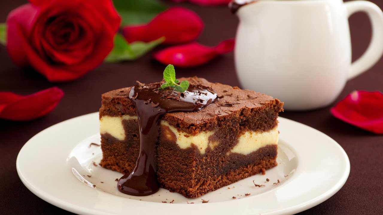 Обои розы, шоколад, сладкое, торт, пирожное, кусочек, roses, chocolate, sweet, cake, piece разрешение 2000x1333 Загрузить