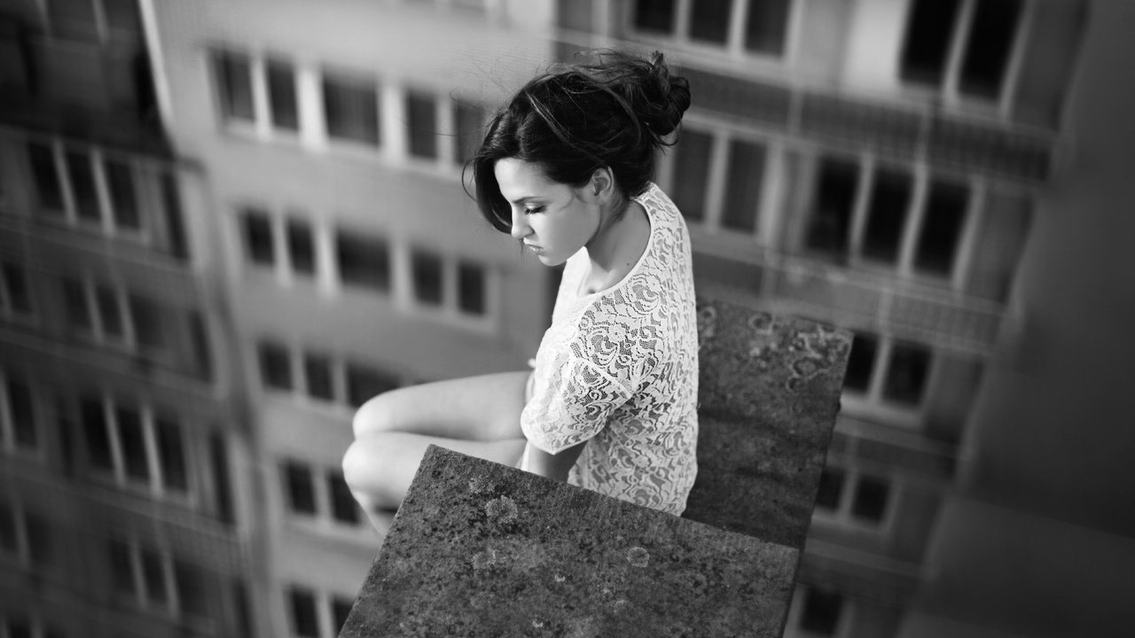 Обои девушка, фото, чёрно-белое, высота, сидит, крыша, дэвид olkarny, girl, photo, black and white, height, sitting, roof, david olkarny разрешение 5852x3980 Загрузить