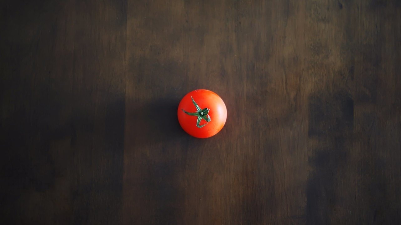 Обои фон, стол, красный, минимализм, тень, овощи, помидор, томат, background, table, red, minimalism, shadow, vegetables, tomato разрешение 2560x1600 Загрузить