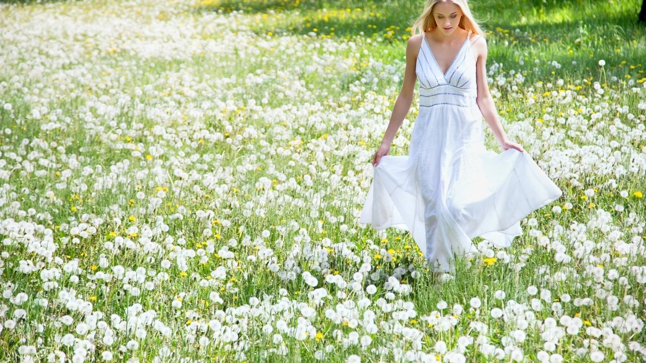 Обои цветы, девушка, платье, блондинка, поле, одуванчики, flowers, girl, dress, blonde, field, dandelions разрешение 1920x1200 Загрузить