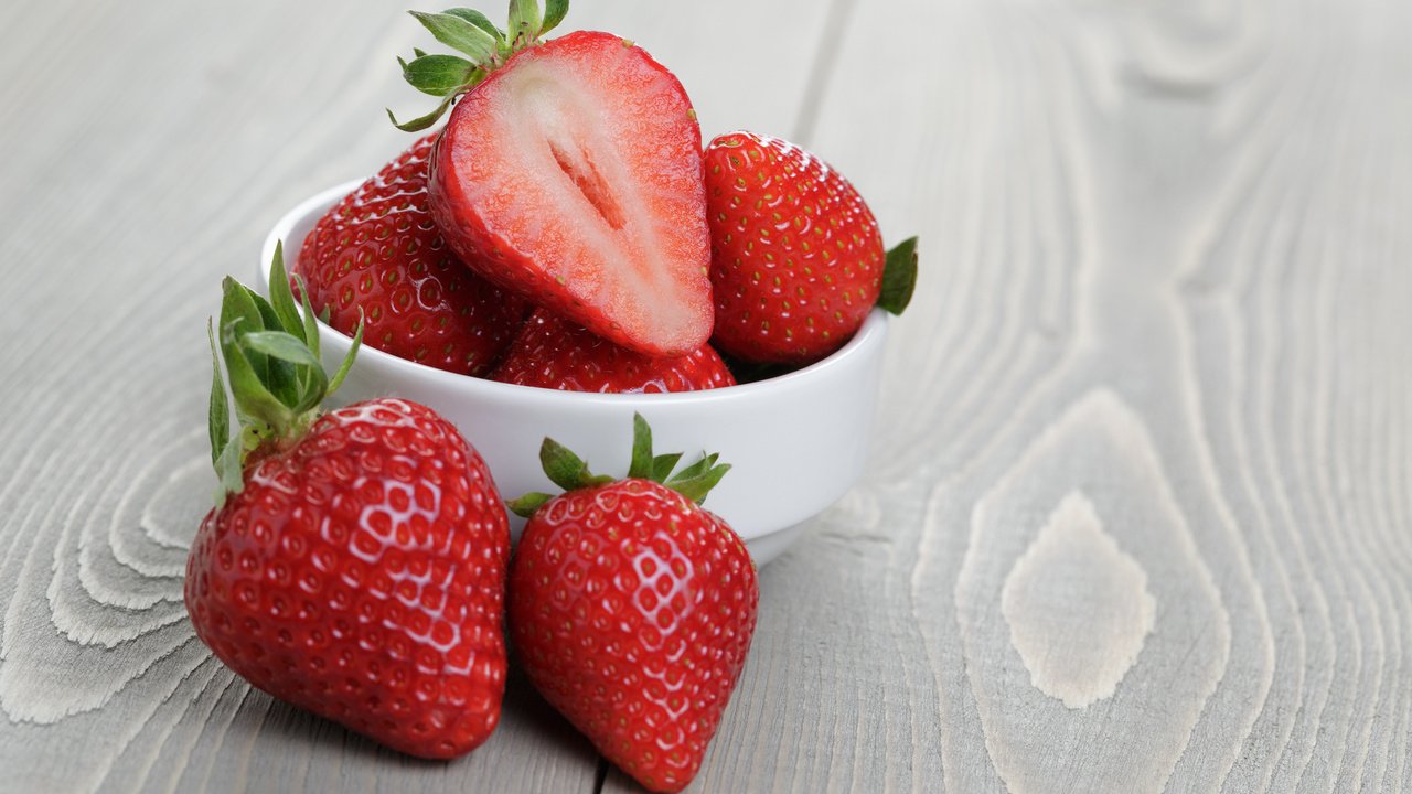 Обои ягода, клубника, виктория, пиала, деревянная поверхность, berry, strawberry, victoria, bowl, wooden surface разрешение 3840x2400 Загрузить