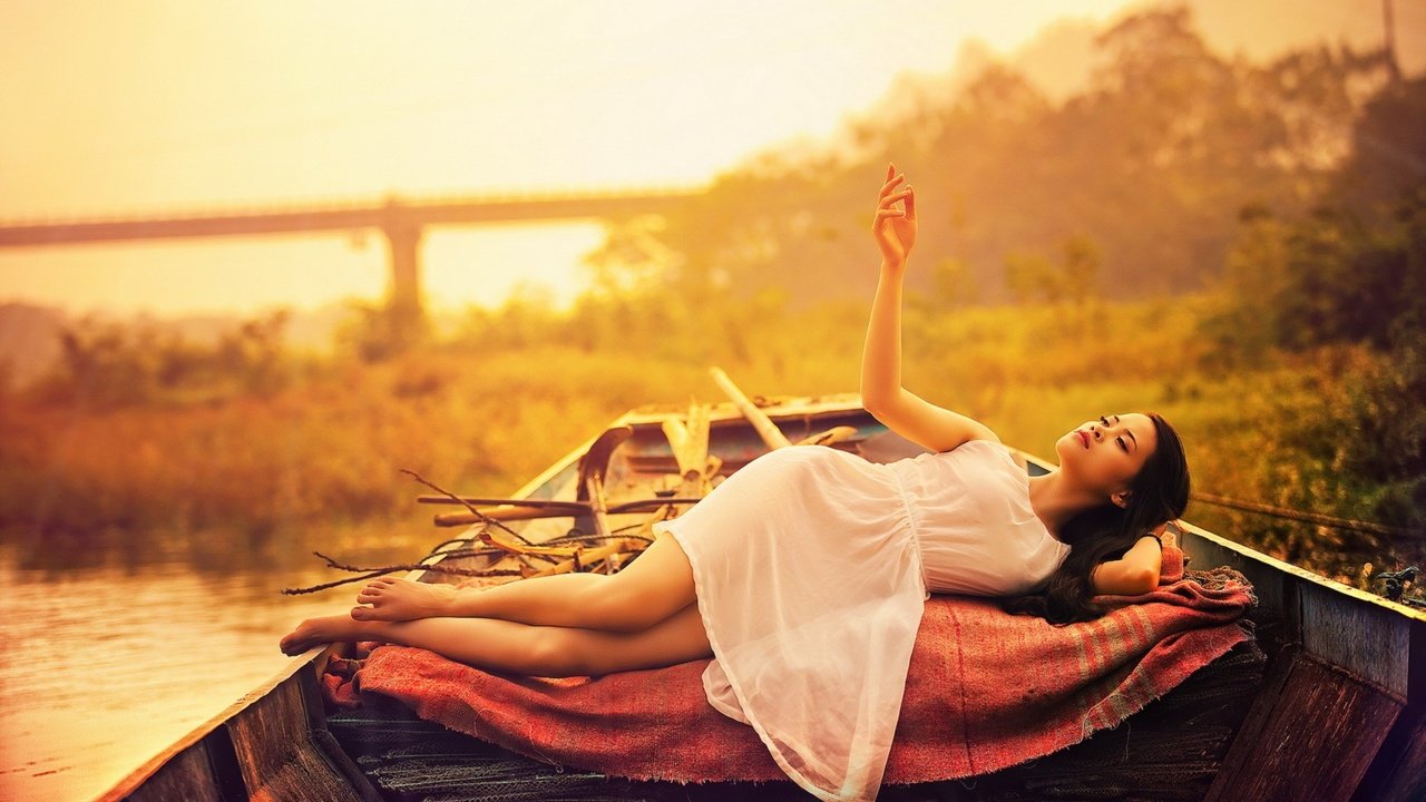 Обои вода, девушка, лодка, азиатка, белое платье, солнечный свет, water, girl, boat, asian, white dress, sunlight разрешение 1920x1200 Загрузить