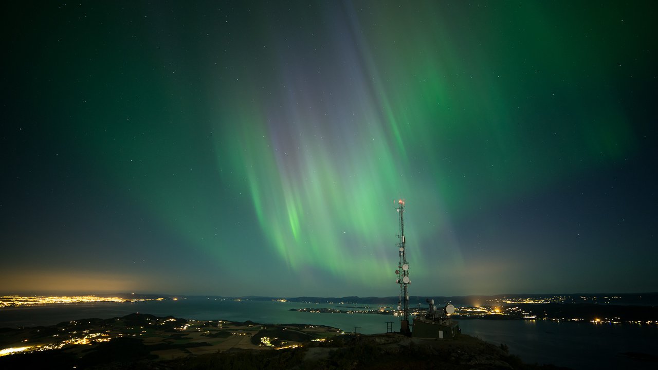 Обои небо, ночь, звезды, город, северное сияние, aurora borealis, the sky, night, stars, the city, northern lights разрешение 2600x1463 Загрузить