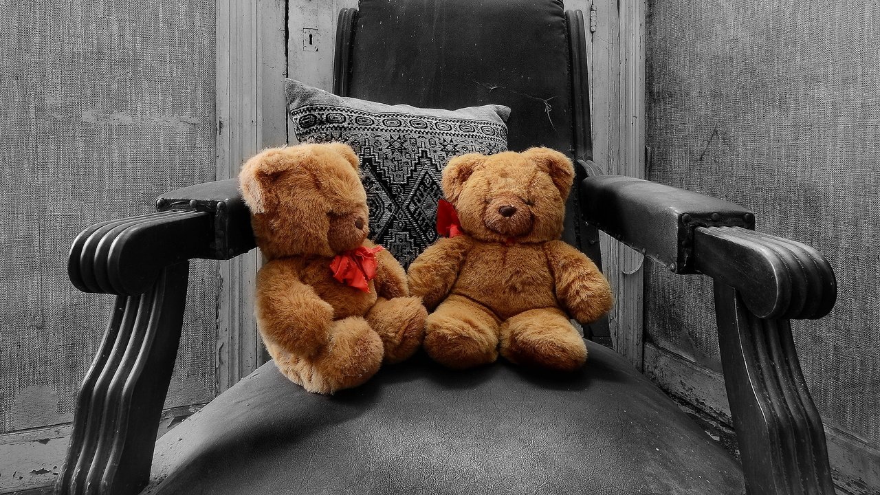 Обои мишки, кресло, игрушки, bears, chair, toys разрешение 2046x1345 Загрузить