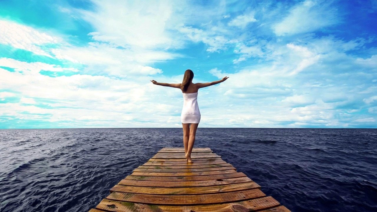 Обои облака, девушка, море, восторг, настил, clouds, girl, sea, delight, flooring разрешение 1920x1080 Загрузить