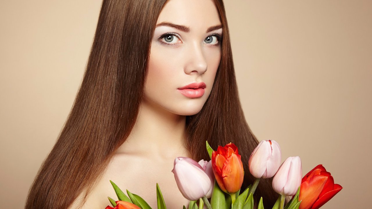 Обои девушка, портрет, взгляд, модель, тюльпаны, шатенка, l, girl, portrait, look, model, tulips, brown hair разрешение 2048x1536 Загрузить