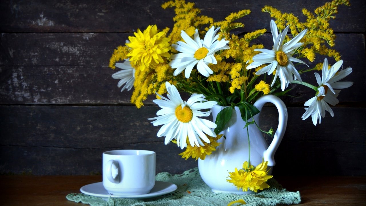 Обои ромашки, букет, чашка, рудбекия, chamomile, bouquet, cup, rudbeckia разрешение 1920x1205 Загрузить