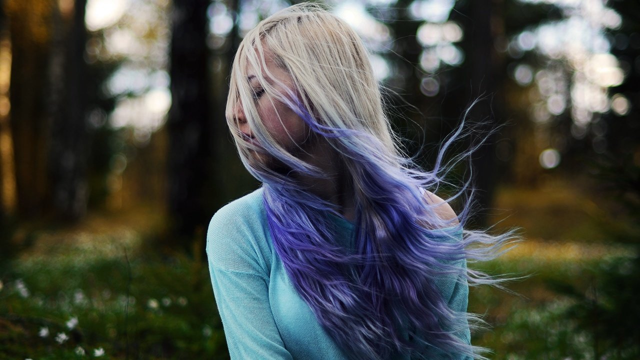 Обои цветы, лес, девушка, волосы,  цветы, волос, фиолетовый-светлые волосы, flowers, forest, girl, hair, purple-blonde hair разрешение 2000x1325 Загрузить