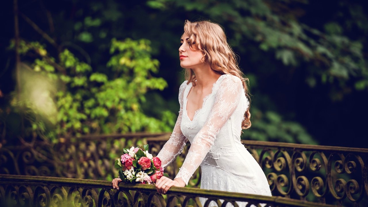 Обои девушка, платье, лето, мост, букет, свадьба, невеста, girl, dress, summer, bridge, bouquet, wedding, the bride разрешение 4256x2832 Загрузить