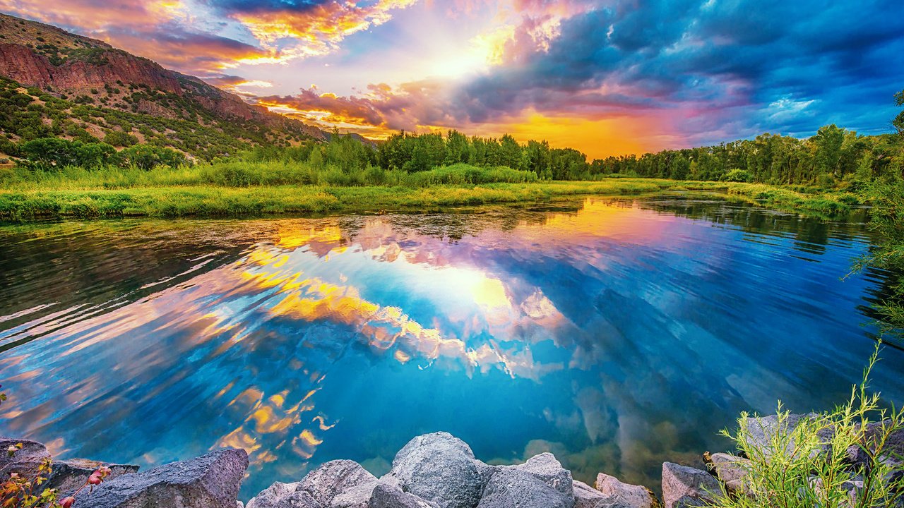 Обои небо, облака, озеро, камни, отражение, гора, the sky, clouds, lake, stones, reflection, mountain разрешение 1920x1293 Загрузить