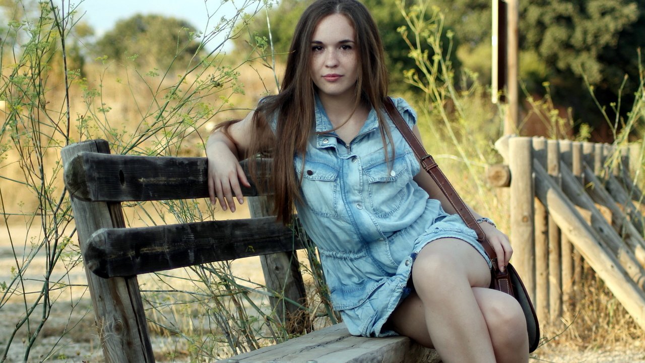 Обои девушка, скамья, гемма, girl, bench, gemma разрешение 2560x1600 Загрузить