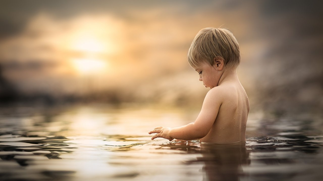 Обои вода, солнце, закат, маленький, дети, ребенок, мальчик, water, the sun, sunset, small, children, child, boy разрешение 2048x1365 Загрузить