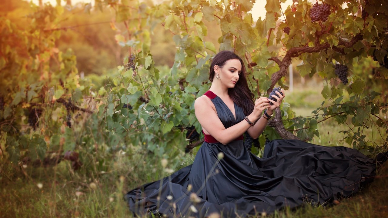 Обои девушка, виноград, платье, брюнетка, взгляд, волосы, girl, grapes, dress, brunette, look, hair разрешение 2048x1365 Загрузить