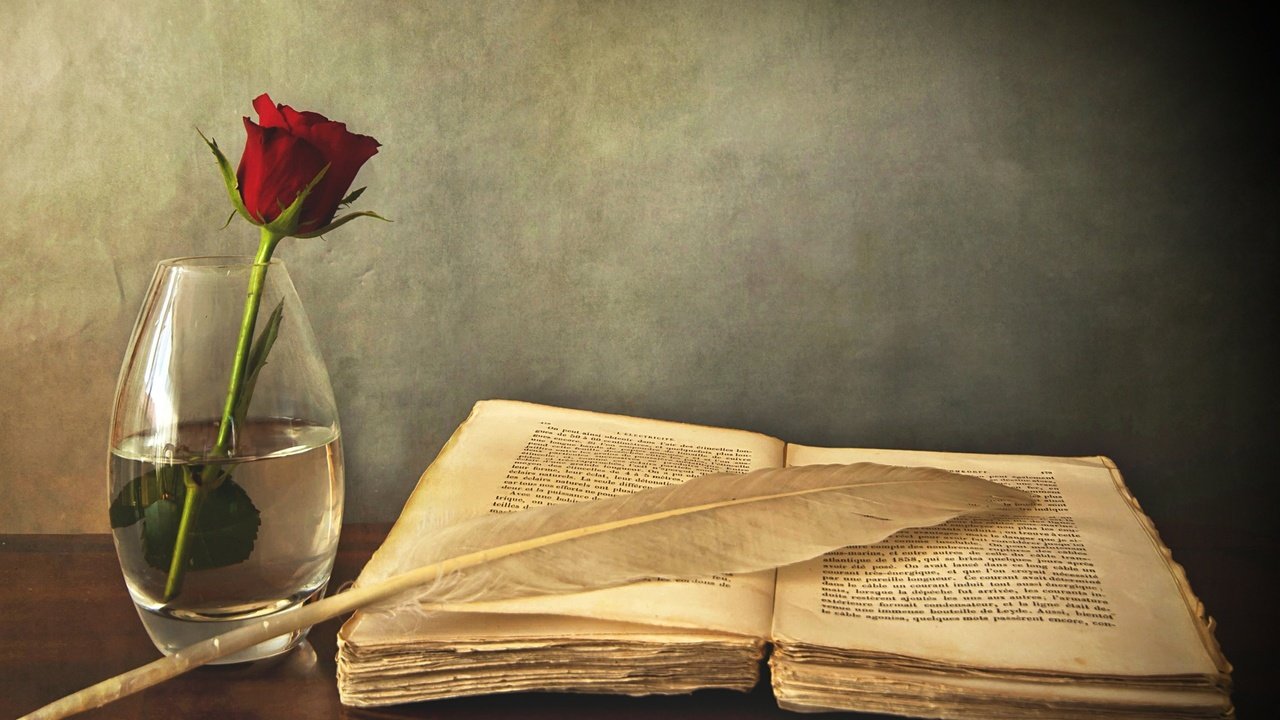 Обои роза, красная, стол, ваза, книга, перо, старая, rose, red, table, vase, book, pen, old разрешение 2560x1600 Загрузить