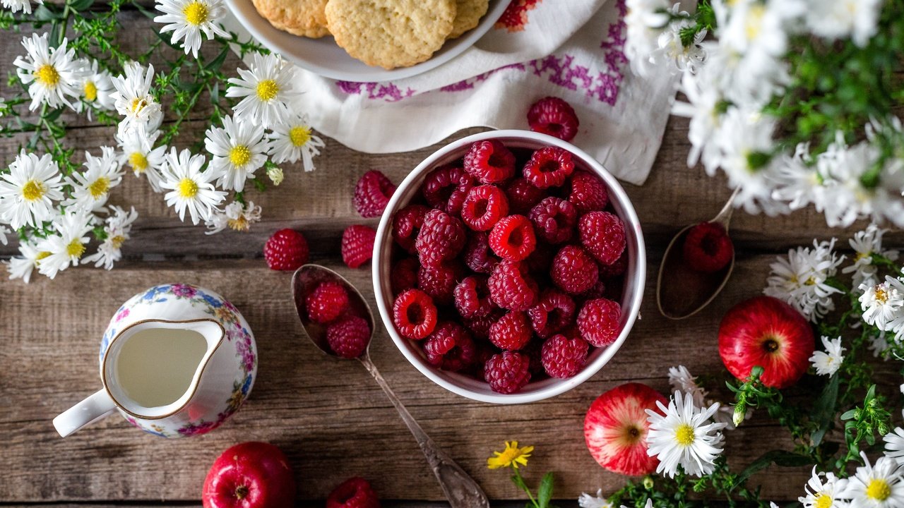 Обои цветы, малина, яблоки, ромашки, завтрак, печенье, натюрморт, flowers, raspberry, apples, chamomile, breakfast, cookies, still life разрешение 5643x3762 Загрузить