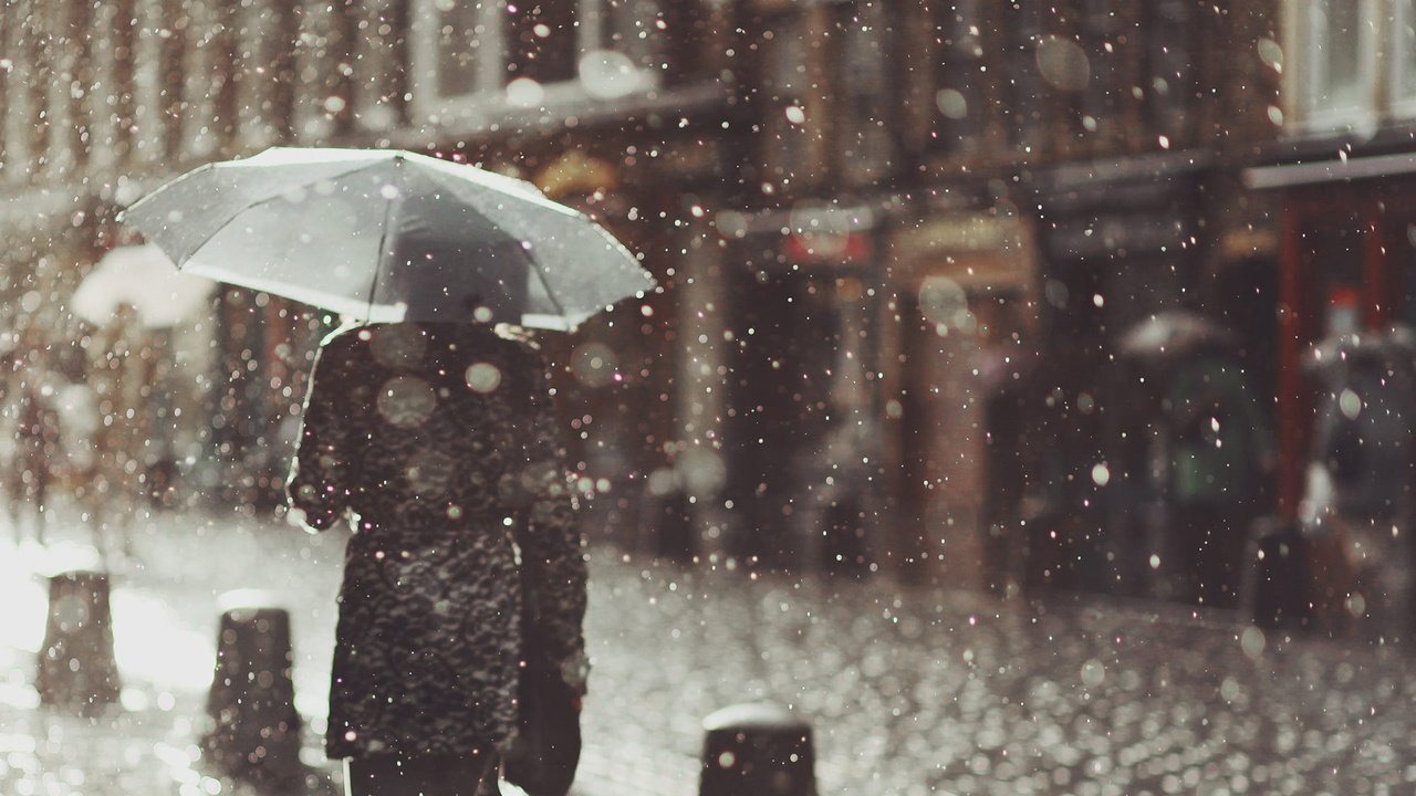 Обои снег, девушка, настроение, город, дождь, зонт, пальто, snow, girl, mood, the city, rain, umbrella, coat разрешение 1920x1200 Загрузить