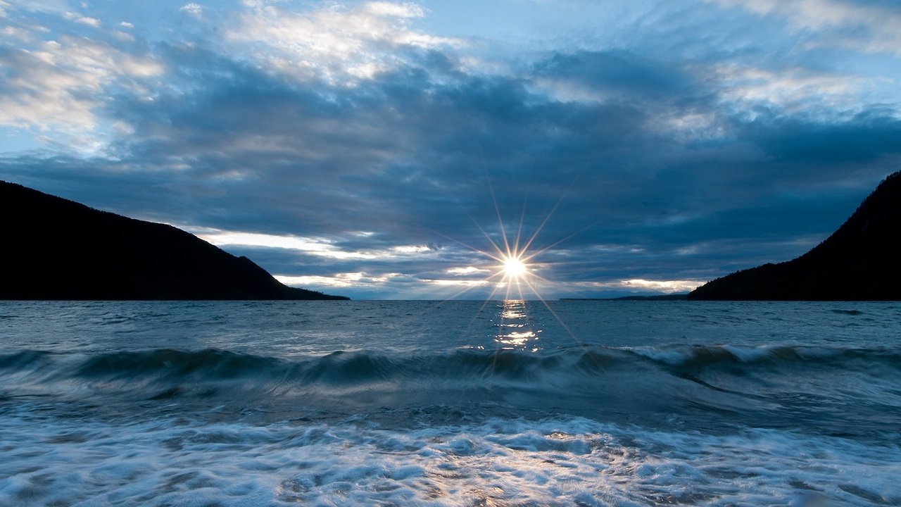 Обои небо, облака, озеро, солнце, берег, волны, байкал, the sky, clouds, lake, the sun, shore, wave, baikal разрешение 1920x1276 Загрузить