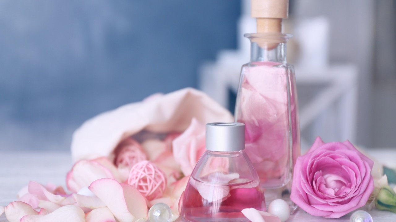 Обои розы, лепестки, масло, аромат, духи, бутылочка, флакон, roses, petals, oil, aroma, perfume, bottle разрешение 2880x1800 Загрузить