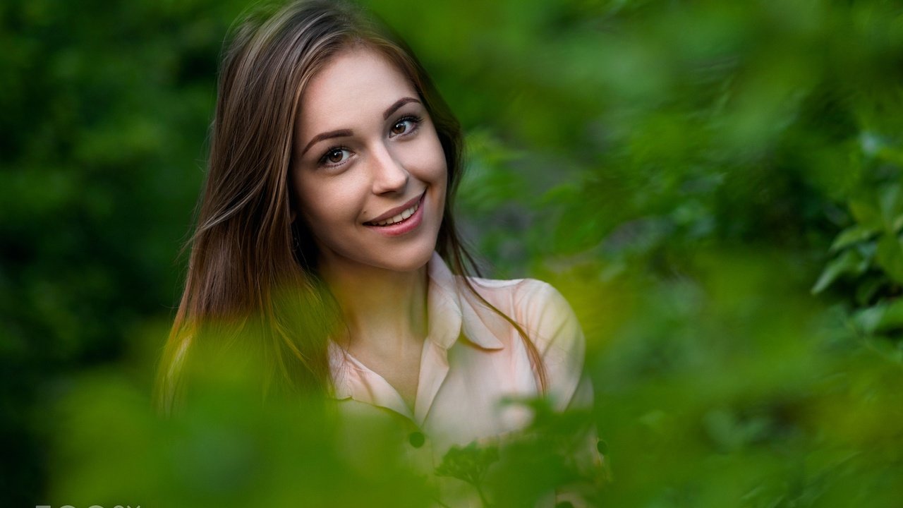 Обои природа, листья, девушка, улыбка, взгляд, волосы, лицо, nature, leaves, girl, smile, look, hair, face разрешение 2048x1536 Загрузить