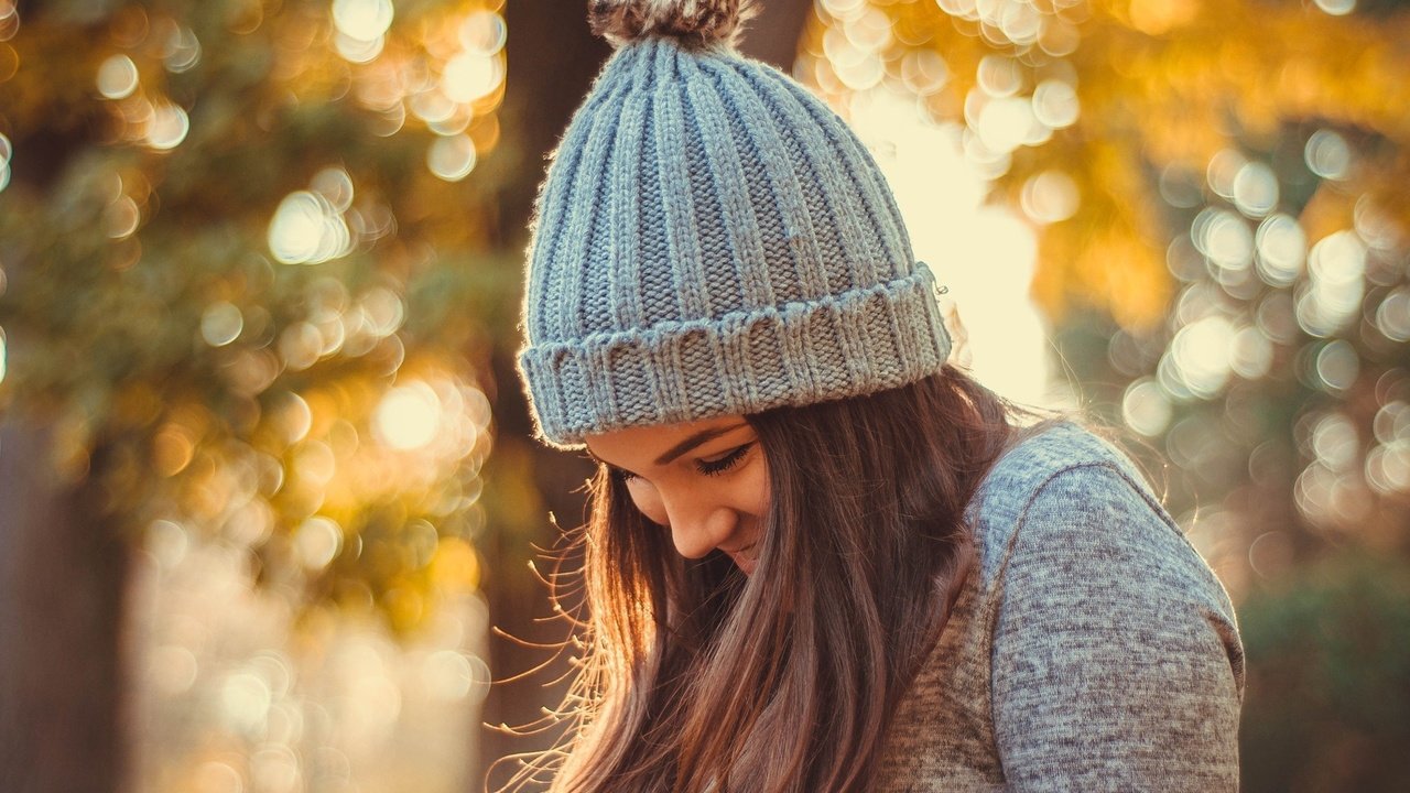 Обои девушка, улыбка, осень, волосы, шапка, боке, girl, smile, autumn, hair, hat, bokeh разрешение 2048x1360 Загрузить