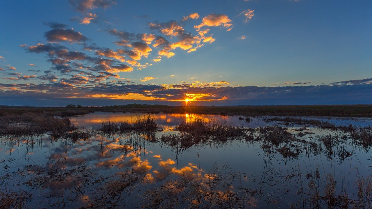 Обои небо, облака, болото, закат, отражение, урал, the sky, clouds, swamp, sunset, reflection, ural разрешение 2472x1648 Загрузить