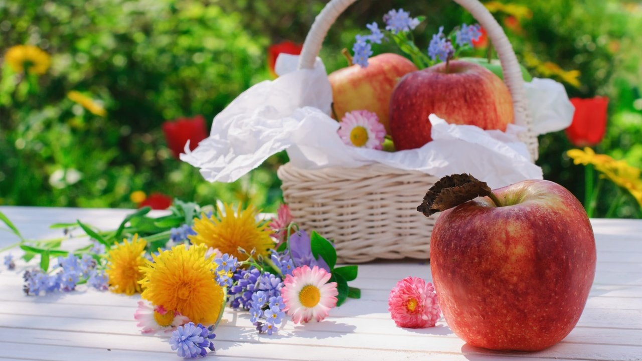 Обои цветы, фрукты, яблоки, корзинка, натюрморт, flowers, fruit, apples, basket, still life разрешение 2048x1346 Загрузить