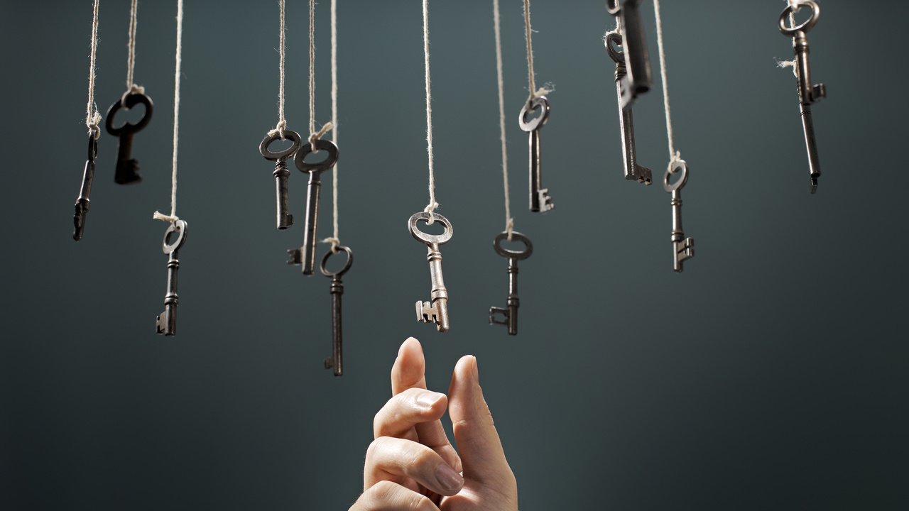 Обои рука, фон, пальцы, веревка, ключи, ключики, hand, background, fingers, rope, keys разрешение 3840x2400 Загрузить