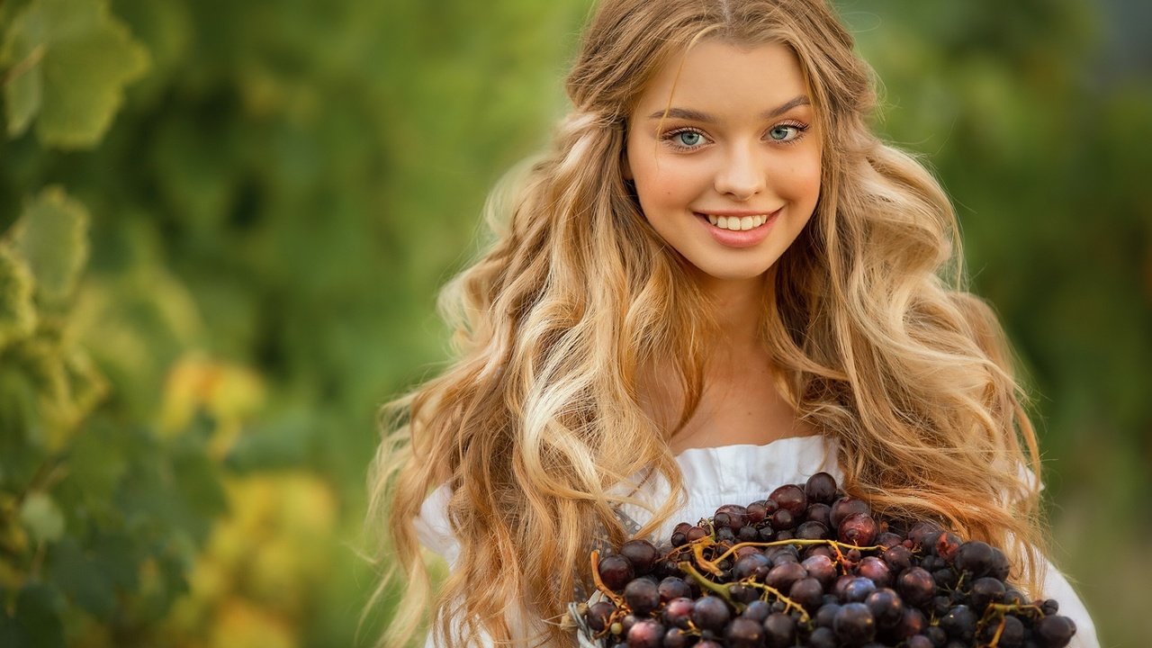 Обои девушка, виноград, поза, улыбка, взгляд, girl, grapes, pose, smile, look разрешение 1920x1200 Загрузить